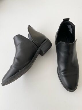 Universal Thread Nora Cut Out Ankle Faux Leather Booties in Black size 6 Slip On